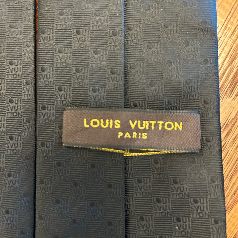LV black silk tie in checkered all back pattern - Picture 3 of 6